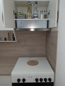 A kitchen or kitchenette at APARTMAN VIAGGIO i PARKING GARAŽA