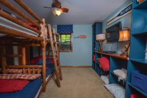 1 dormitorio con literas en una casa en Mountainlair, en McHenry