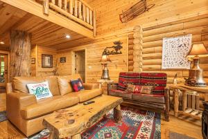 a living room with a couch and a coffee table at Big Log Lodge in McHenry