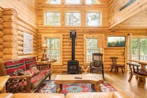 a living room with a fireplace in a log cabin at Big Log Lodge in McHenry
