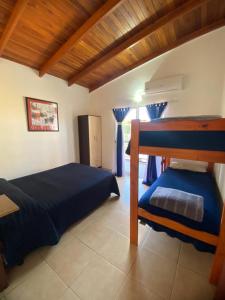 1 dormitorio con litera y sábanas azules en Departamentos Lo De Juan en Federación