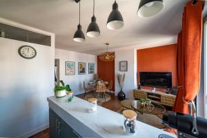 a kitchen and living room with a dining room at Pont'Au Charme - Hypercentre - B'PAM in Pont-Audemer