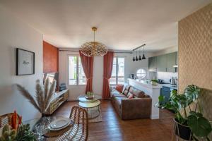 a living room with a couch and a table at Pont'Au Charme - Hypercentre - B'PAM in Pont-Audemer