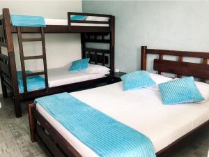 Postel nebo postele na pokoji v ubytování Victoria Imperial Hotel