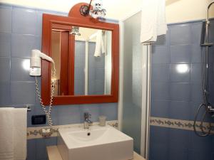 A bathroom at Villa Cristina Még 37 kép