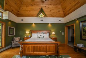 1 dormitorio con cama y techo de madera en Inspiration Point, en Swanton
