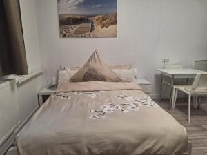 ein Schlafzimmer mit einem Bett mit Blumen darauf in der Unterkunft Studio Apartment 17 - 2R2 in Essen