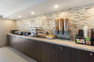 a kitchen with a counter with aasteryasteryasteryasteryasteryasteryasteryasteryastery at Best Western Halton Hills in Georgetown
