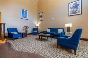 莫羅的住宿－Comfort Suites Morrow- Atlanta South，一间设有蓝色椅子和桌子的等候室