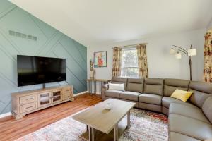 sala de estar con sofá y TV de pantalla plana en Pennington Home with Deck about 9 Mi to Princeton! 