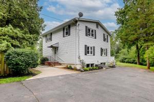 una casa blanca con una entrada delante de ella en Pennington Home with Deck about 9 Mi to Princeton!, 