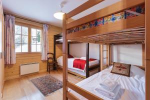 een slaapkamer met 2 stapelbedden in een huis bij Montebello Cozy, classic Swiss chalet with stunning views in La Tzoumaz
