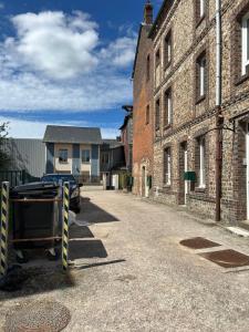 a street with a trash can on the side of a building at Pont'Au Charme - Hypercentre - B'PAM in Pont-Audemer