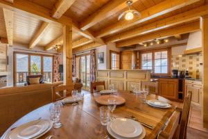 Η κουζίνα ή μικρή κουζίνα στο Chalet Coucou Luxury 10 pax Chalet with incredible views and garage