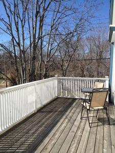 un patio con mesa y sillas en una terraza en Family and Friends in Historic Greenport House en Greenport