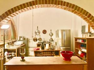 une cuisine avec une arche au milieu d'une cuisine dans l'établissement Habitación #4 a dos cuadras del malecón, à La Paz
