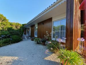 ein Haus mit Pflanzen nebeneinander in der Unterkunft Villa "Le Mirage" in Cap-Ferret