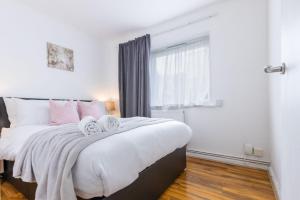 1 dormitorio con 1 cama con 2 toallas en Beautiful House, en Londres