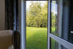 una ventana con vistas a un patio verde en Beautiful House, en Londres