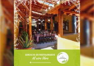 un restaurante con un patio con mesas y sillas en Vista Hermosa Eco Hostal, en Carmen de Viboral
