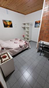 a bedroom with a bed and a table in a room at GaVal Apart A in Posadas