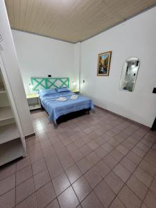a bedroom with a blue bed in a room at GaVal Apart A in Posadas