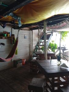 een patio met een houten tafel en een tent bij DespertArte espacio de Arte y Hospedaje in Playa Blanca