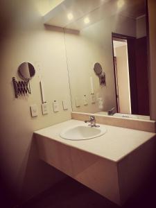 a bathroom with a sink and a mirror at Edificio Akros in Quito