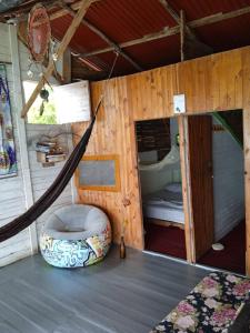 um quarto com uma rede de descanso e uma cama num camarote em DespertArte espacio de Arte y Hospedaje em Playa Blanca
