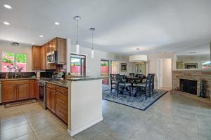 a kitchen and dining room with a dining table at Mag's Mountain View in Palm Springs