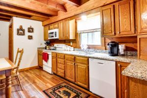 Η κουζίνα ή μικρή κουζίνα στο Orleans Retreat with Private Hot Tub and Fireplace!