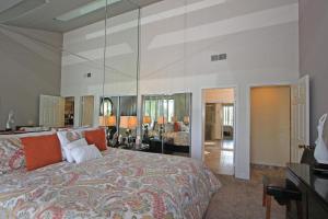 A bed or beds in a room at KC817 - Spring Lakes