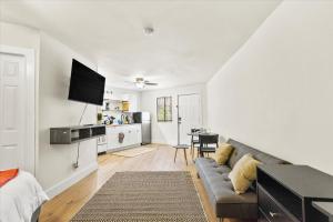 un soggiorno con divano e una cucina di Modern Studio Apartment near Merrimack Park a Huntsville