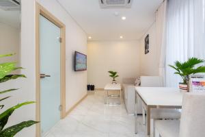 um corredor de um quarto com uma mesa e cadeiras em Cubicity Hidden House em Ho Chi Minh