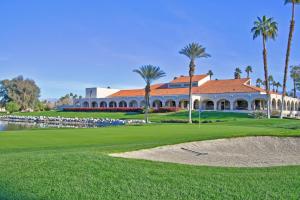 een golfbaan met een gebouw en palmbomen bij P1807 - Costa Circle in Palm Desert
