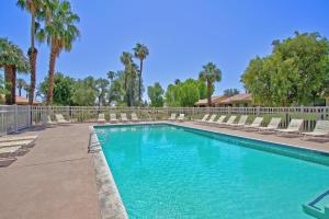 een zwembad met stoelen en palmbomen bij P1807 - Costa Circle in Palm Desert
