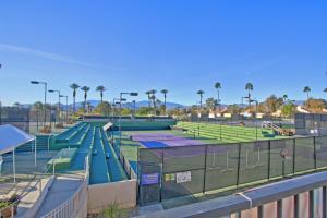 een tennisbaan met verschillende tennisbanen bij P1807 - Costa Circle in Palm Desert