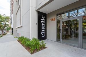 a store front with a sign on the side of a building at Charlie Hotel Atmosfera Paulista in São Paulo