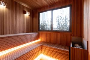 a sauna with a window in a wooden room at Charlie Hotel Atmosfera Paulista in São Paulo