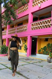El Jazmin de Zanya في دولوريس إيدالغو: امرأة تمشي أمام مبنى وردي