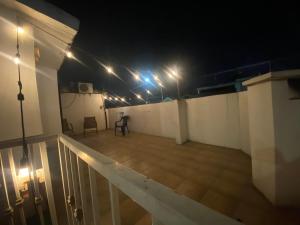 Pokój z balkonem z oświetleniem w obiekcie Habitación independiente a 5 min de fundidora w mieście Monterrey