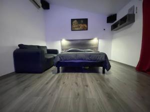 sala de estar con cama y sofá en Habitación independiente a 5 min de fundidora, en Monterrey