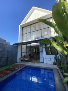 una casa con piscina frente a ella en Casa Terra en Batu