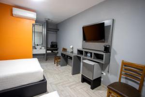 Cet appartement comprend une chambre dotée d'un lit et d'une télévision. dans l'établissement 653 Hotel, à San Luis Río Colorado