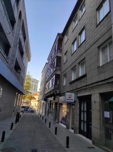 eine leere Straße in einer Stadt mit Gebäuden in der Unterkunft Fogar San Sadurniño in Cambados