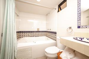 La salle de bains est pourvue d'une baignoire, de toilettes et d'un lavabo. dans l'établissement El Jazmin de Zanya, à Dolores Hidalgo