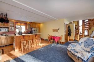 uma cozinha e sala de estar com mesa e cadeiras em 3 Bedroom 2 Bath Carriage House (Pet Friendly) em Bar Harbor