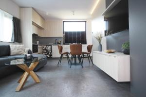 uma sala de estar com um sofá e uma mesa em Apartmán A2 - Hrabovo em Ružomberok