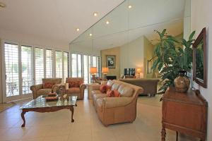 een grote woonkamer met banken en een salontafel bij VB623 - Suite Sycamore in Palm Desert