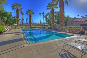 una piscina con palmeras en un complejo en VV873- Sunshine Views, en Palm Desert